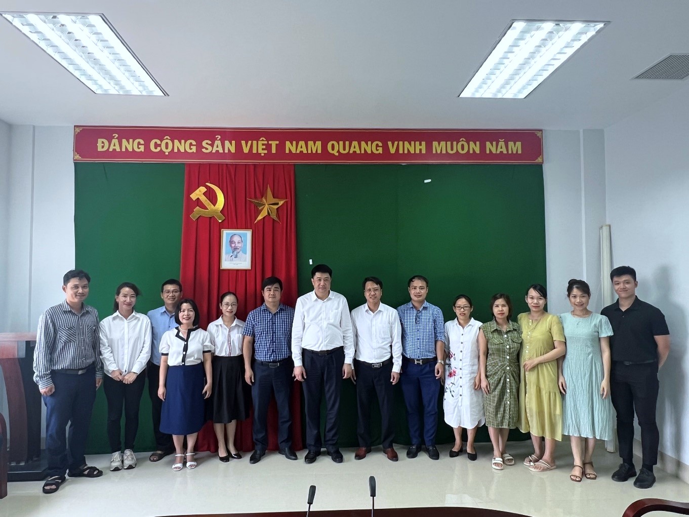 Phó chủ tịch Viện Hàn Lâm Khoa học và Công nghệ Việt Nam -  GS.TS. Chu Hoàng Hà ghé thăm Viện Nghiên cứu Khoa học Miền Trung